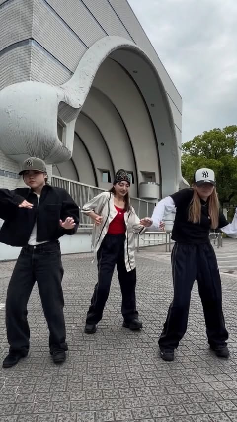 Instagram post by @newerawomenjp for New Era Cap. Caption reads: Popping Virel Move💜 DANCE：Virel - Ringo Winbee ,....