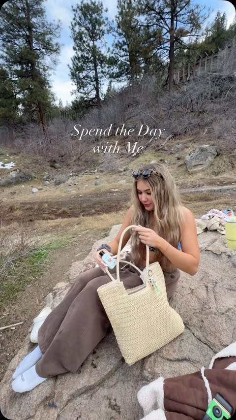 Instagram post by @cos.ettte for Amazon. Caption reads: [...] packaging; you can find it on @amazon 🫧💖....