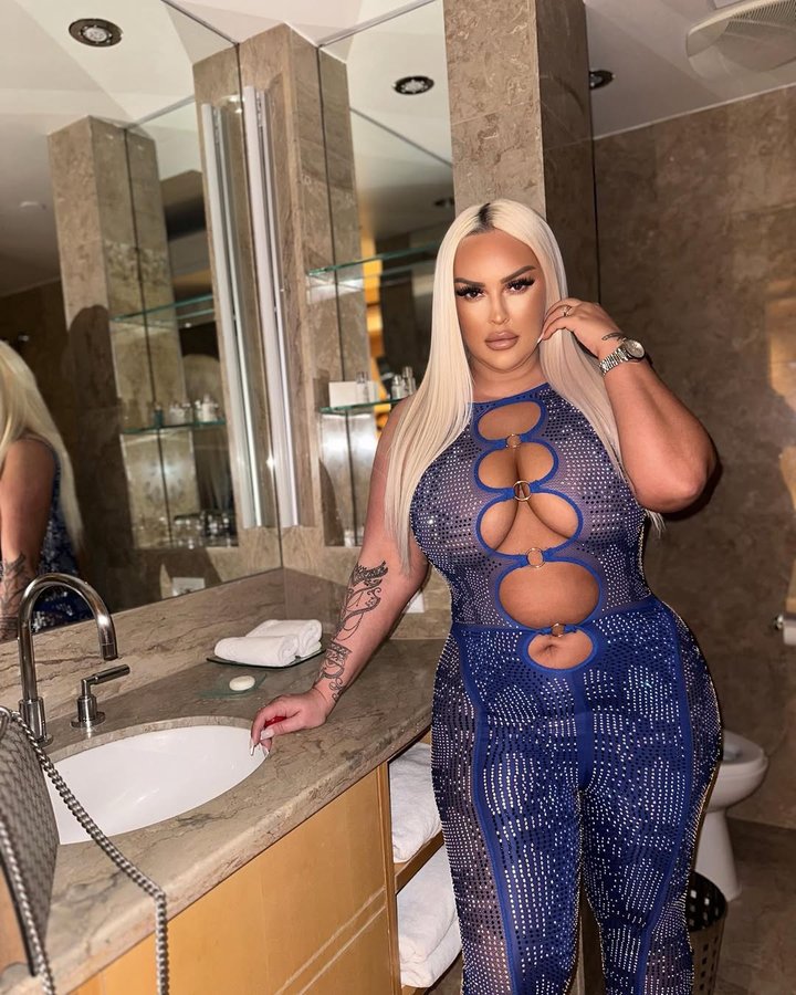 Instagram post by @shoppingbagsara for HotMiamiStyles. Caption reads: @hotmiamistyles I can't be controlled. So all I....