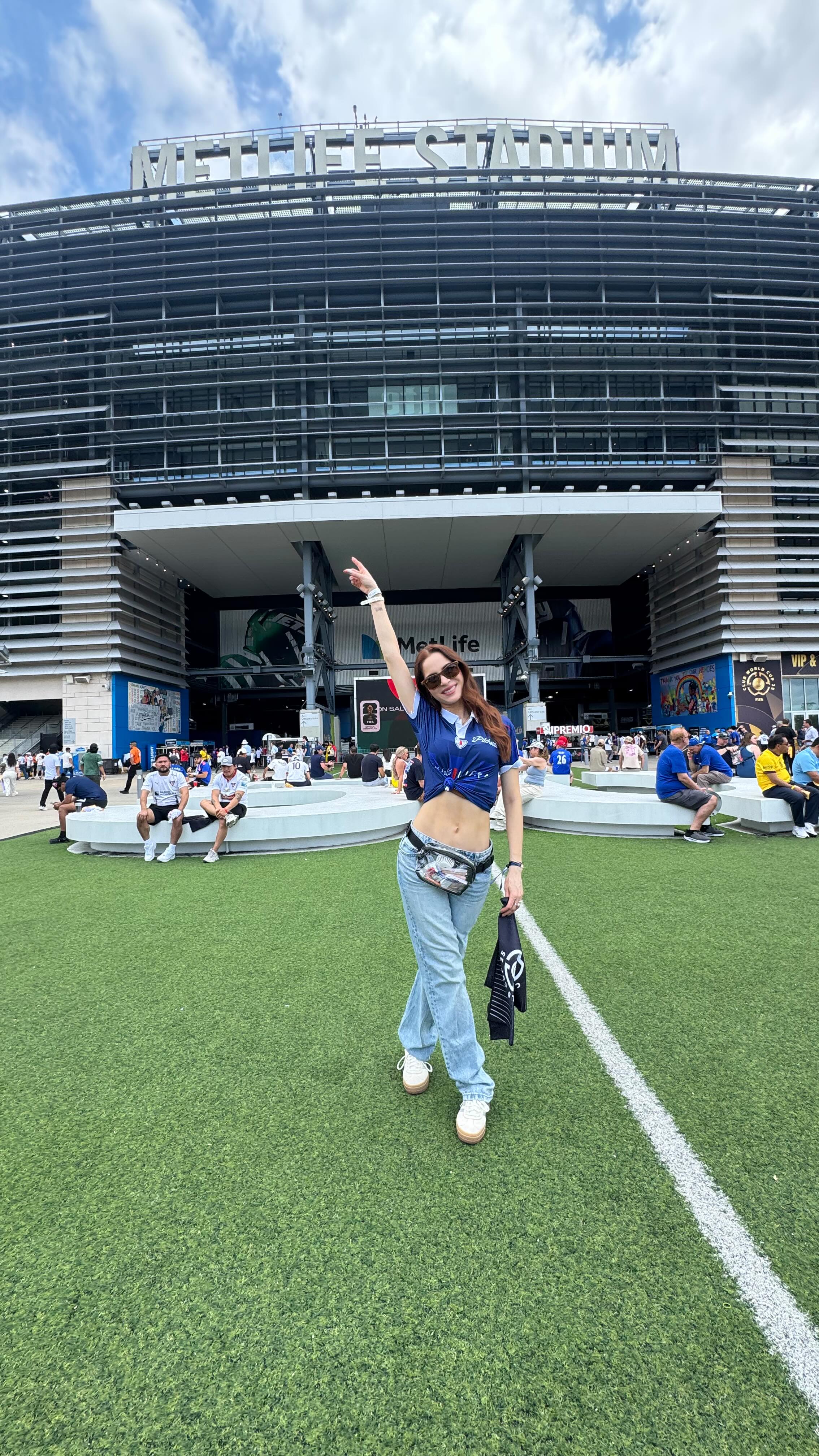 Instagram post by @albiluvallejo for Michelob ULTRA. Caption reads: GRWM con @michelobultramx 🤭 #superioraccess....