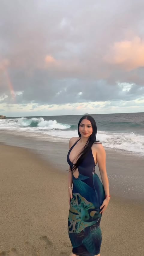 Instagram post by @almititaa for Fashion Nova. Caption reads: [...] pero imposible de ignorar 💙🌈 @fashionnova....