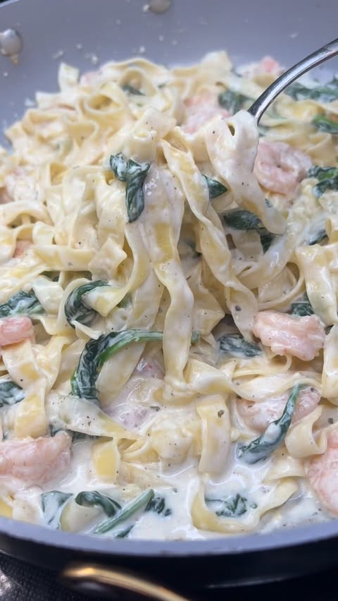 Instagram post by @eatingwithdani_ for Hungryroot. Caption reads: [...] cooked lunch in 9 minutes?! Mmmhmm!!....