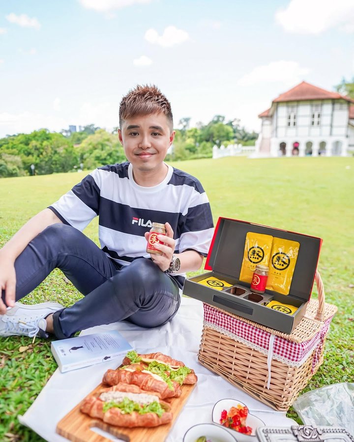 Instagram post by @lkzx for iShopChangi. Caption reads: [...] gift box is an exclusive collab with....