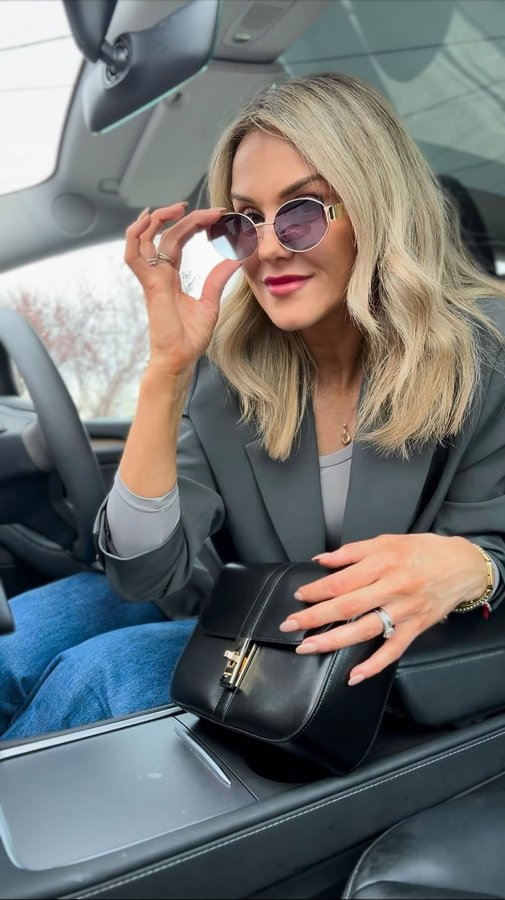 Instagram post by @mums_style_diary for VESTIRSI. Caption reads: [...] way to accessorise an outfit? Bag:....