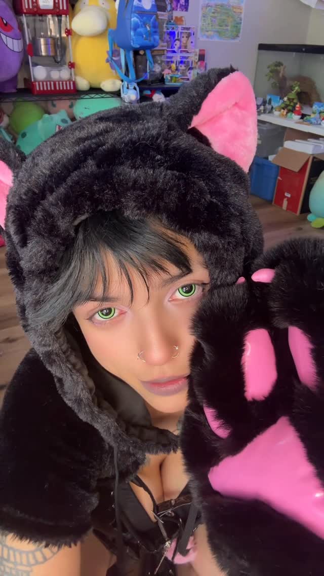 Instagram post by @haley_b3ar__ for UNIQSO. Caption reads: [...] a neurodivergent 🐱💗 - - - - Contacts:....