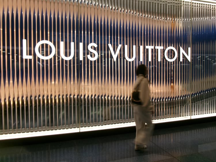 Instagram post by @a_akari1219 for Louis Vuitton. Caption reads: Thank you @louisvuitton #sponsored.