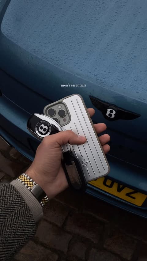 Instagram post by @lcalicki for Seiko Watches. Caption reads: nothing but essentials ✨

#GentlemanDriver....