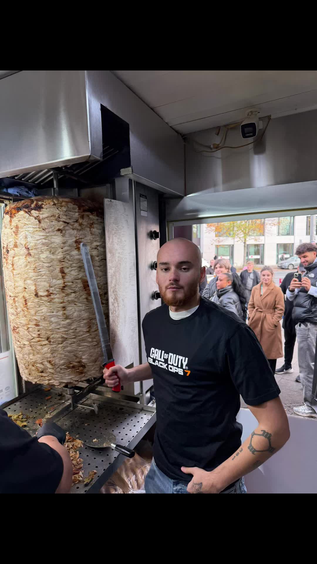 TikTok post by @marliderstreamer for Call of Duty. Caption reads: *Anzeige* Döner + BO7 Beste Kombi @Call of Duty....