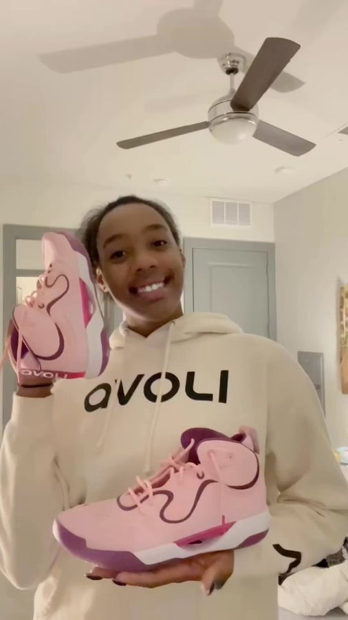 Instagram post by @_mariannalee for Avoli. Caption reads: [...] new colors!! Go get your pair at Avoli.com....