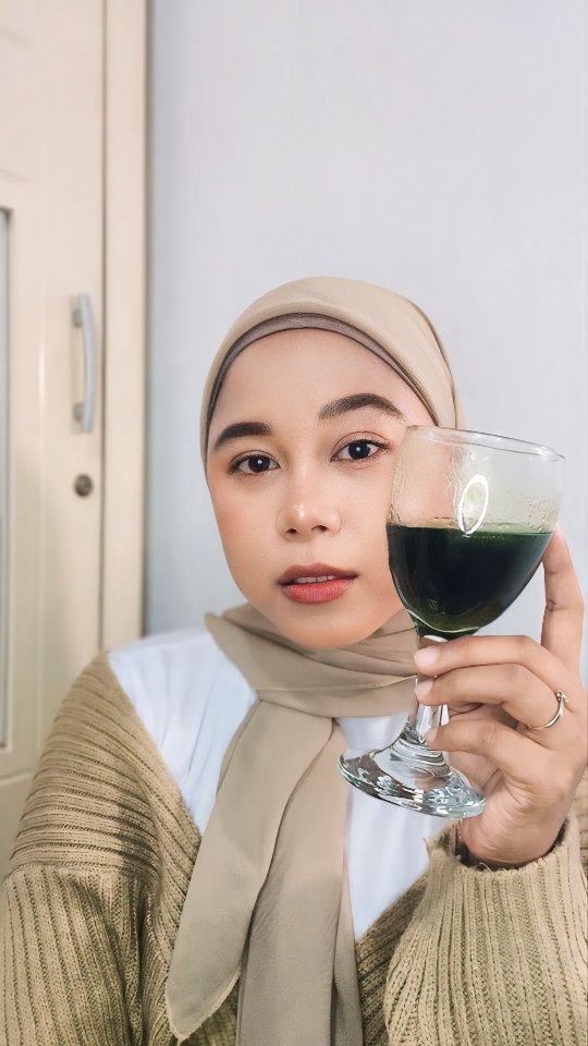 Instagram post by @dessyeciiw for Newlab. Caption reads: [...] serat yang lagi rutin aku konsumsi dari....