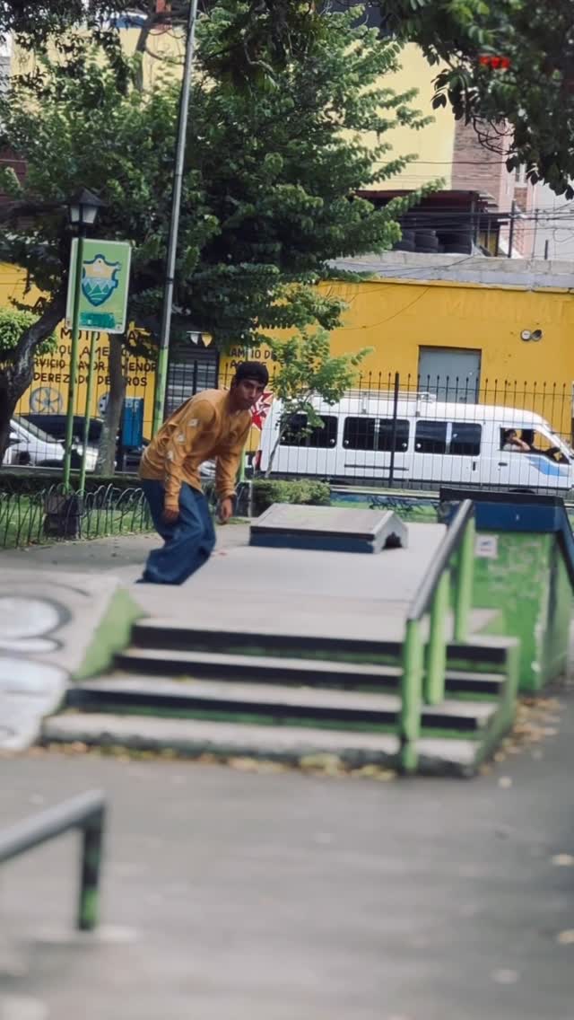 Instagram post by @the_leavesfalling for Skullcandy. Caption reads: [...] entre las piezas 💠 #Skateboarding 🩻....