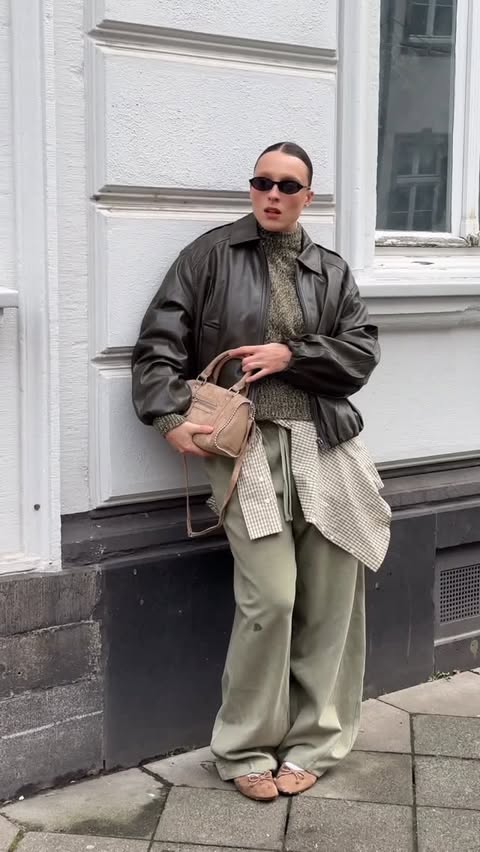 Instagram post by an influencer for Bershka. Caption reads: [...] of the week together with @bershka 🤍.