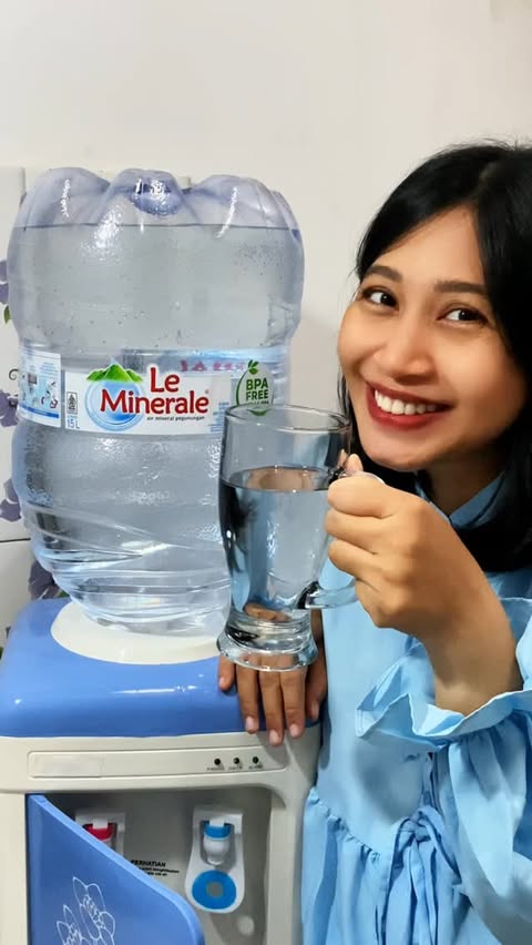Instagram post by @sselynaa for Le Minerale. Caption reads: [...] lagi dan jadi lebih aman deh bareng Le....