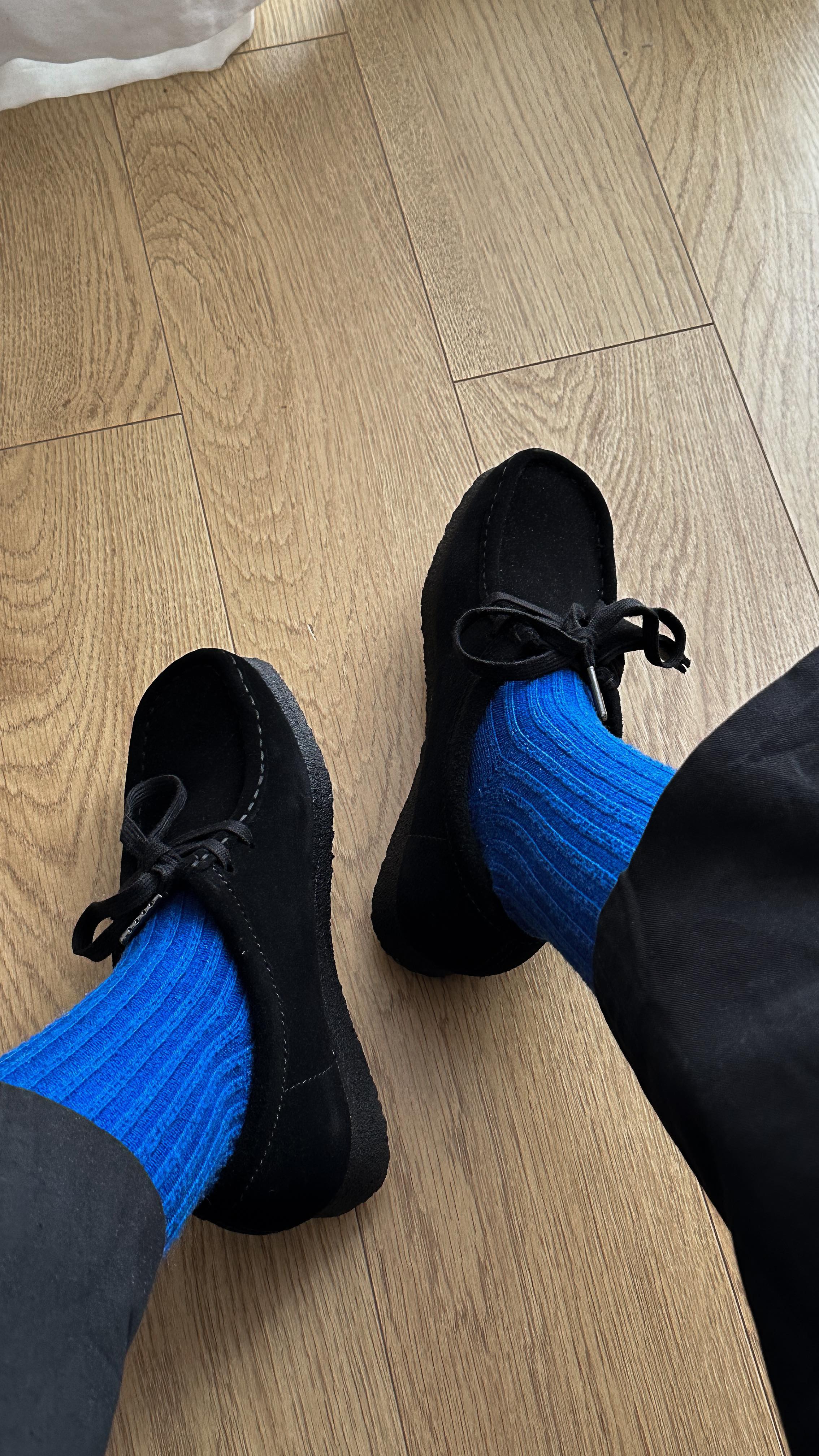 Instagram post by @pelindarkn for Clarks. Caption reads: Uzuun zamandır listemde olan bir ayakkabıydı🥲....