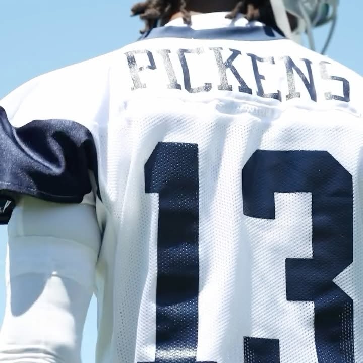 Instagram post by @dallascowboys for Invisalign. Caption reads: sup, george 👀

#DallasCowboys | @invisalign.