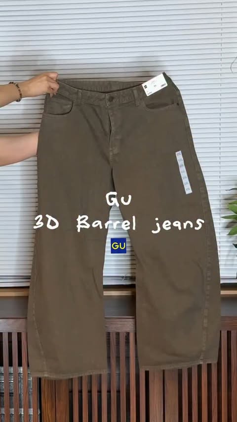 Instagram post by @s_mai57 for GU. Caption reads: GU jeans Looks🎶 ☑️3Dバレルジーンズ 37brown/64blue [...].