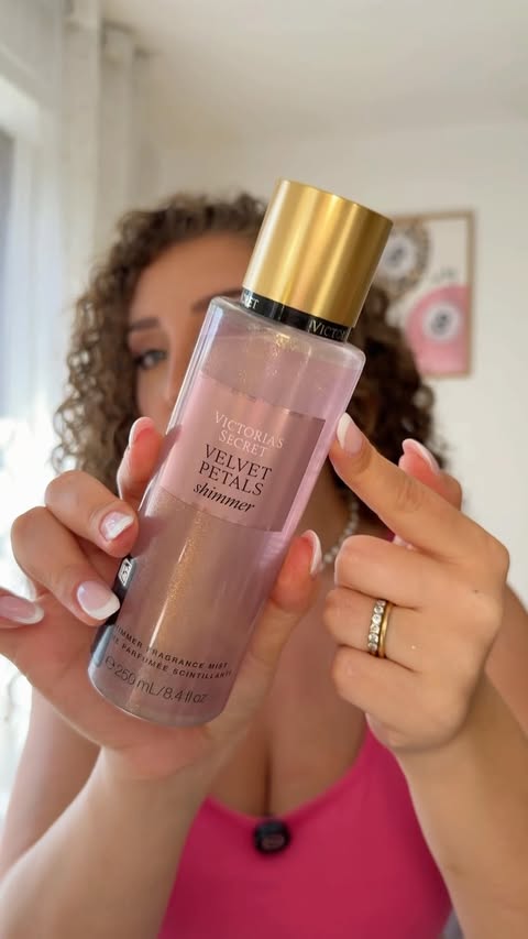 Instagram post by @catalinaganea for Victoria’s Secret Panama. Caption reads: Provateci😌🌸 #profumo #victoriassecret gift.