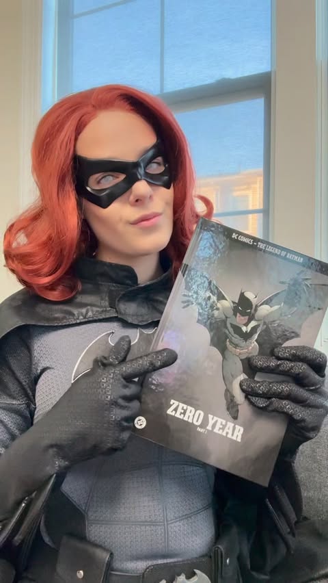 Instagram post by @seattlesbeauty for Fanhome. Caption reads: [...] for any comic lover. 🦇

#batman #fanhome_us....