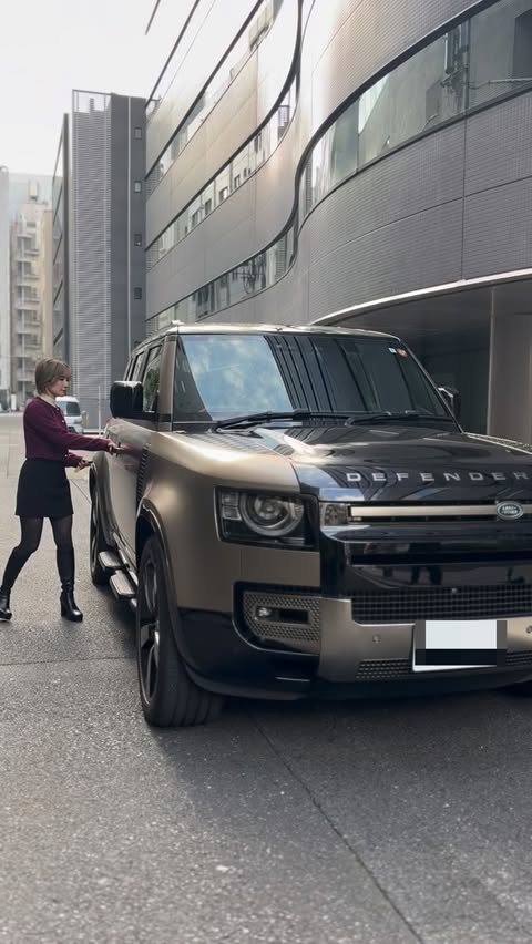 Instagram post by @supercar_onesan for Land Rover. Caption reads: LAND ROVER....