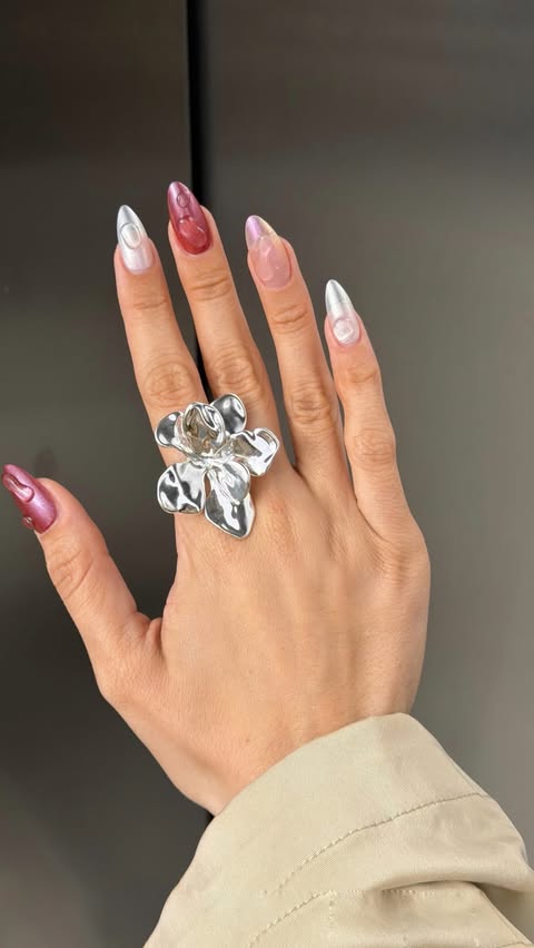 Instagram post by @vpettorelli for essie. Caption reads: [...] size me up & drip drip from the @essie....