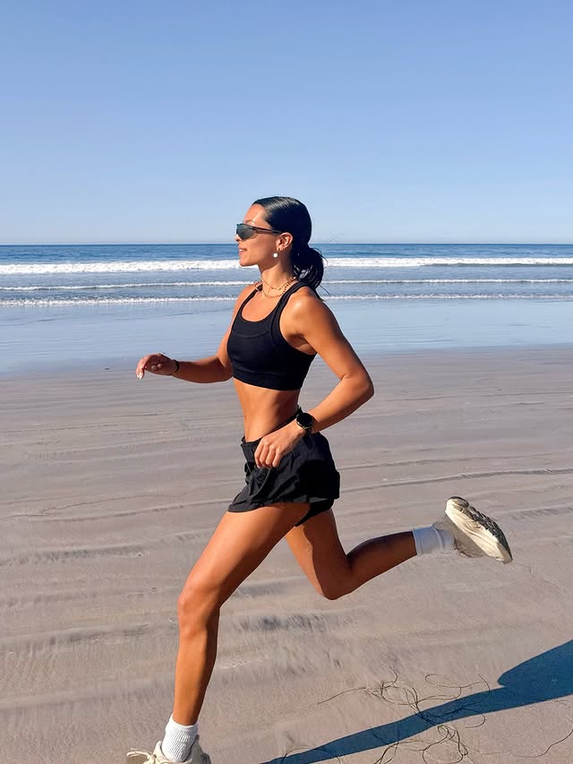 Instagram post by @happywithmeg for Beyond Yoga. Caption reads: [...] fits ever from @beyondyoga!! peep the new....