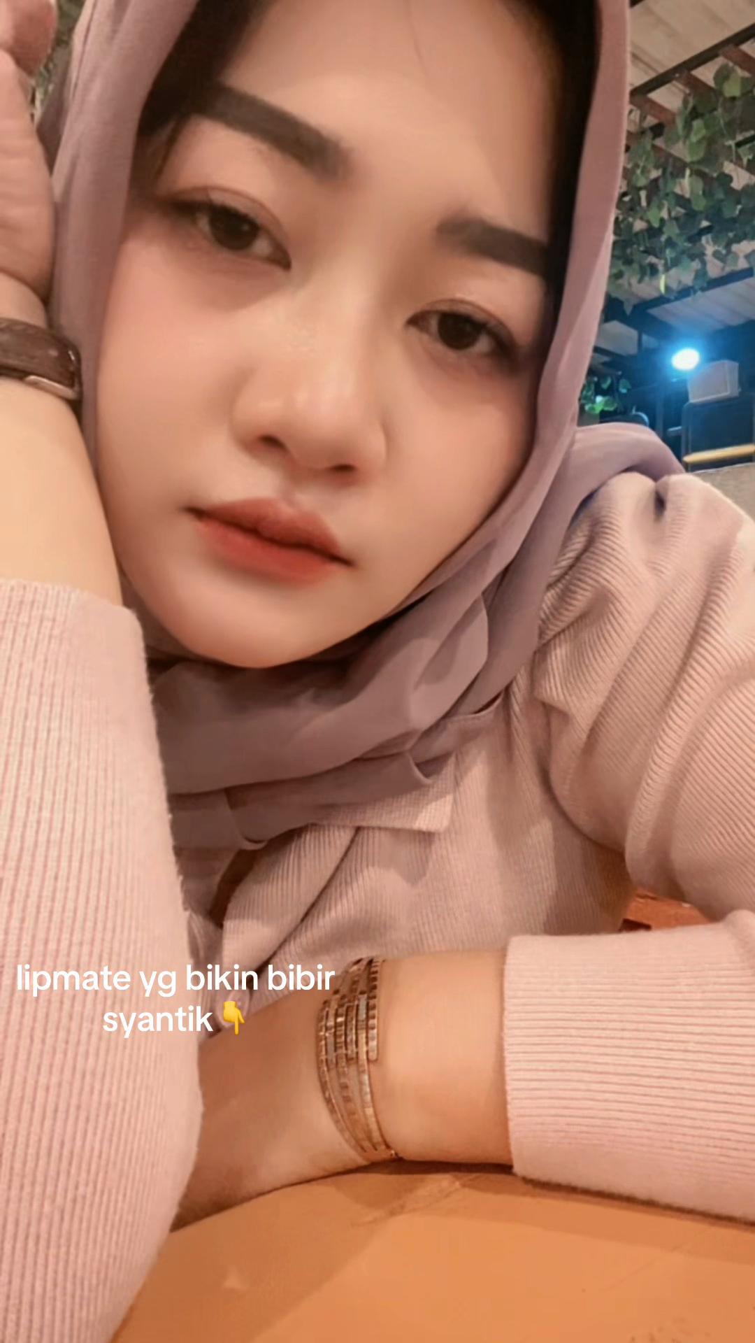 TikTok post by @mawar_jinggaaa for Hanasui. Caption reads: lipmate ombre dari @Hanasui Official yang kupakai....