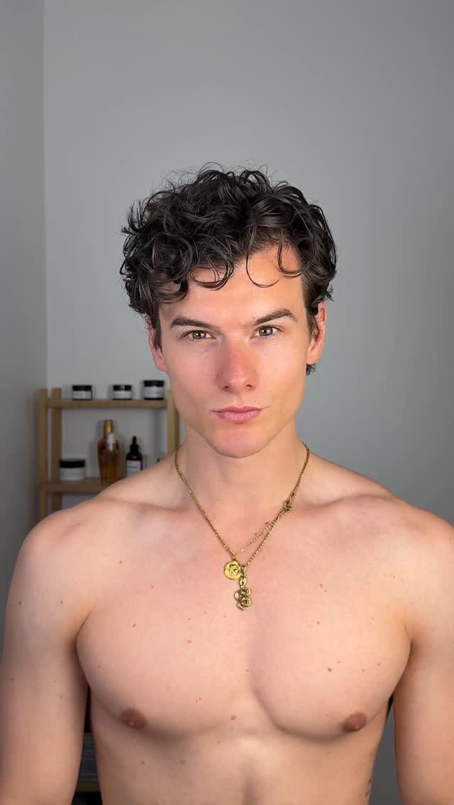 Instagram post by @paulaaronfischer for Syoss. Caption reads: Perfect curls every time 🤍
.
Step 1: Washing my....