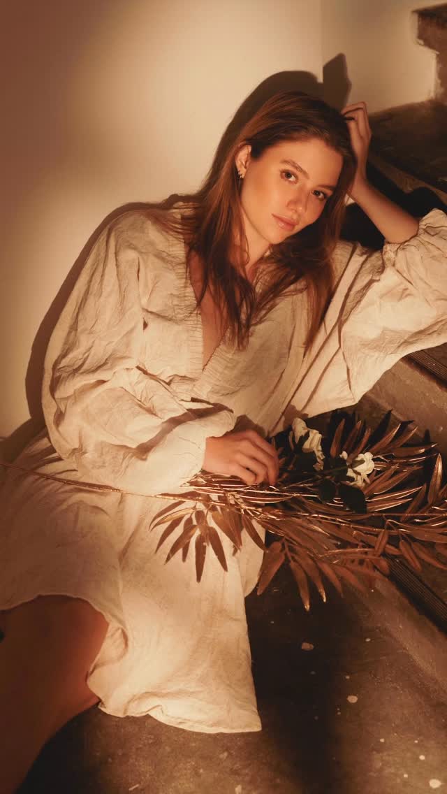 Instagram post by @evelyduis for Profoto. Caption reads: 🔥 Shadows + warm color gels = instant mood! Using....