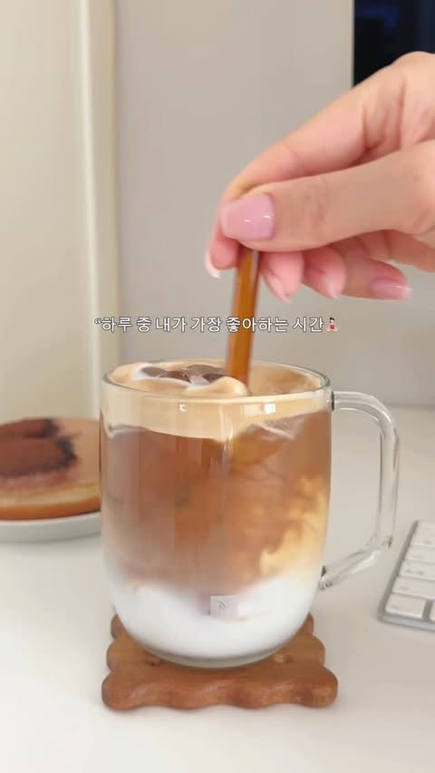 Instagram post by @stephaniekimchi for Nespresso. Caption reads: [...] 여러분이 하루 중 가장 좋아하는 커피타임은 언제인가요 ?....