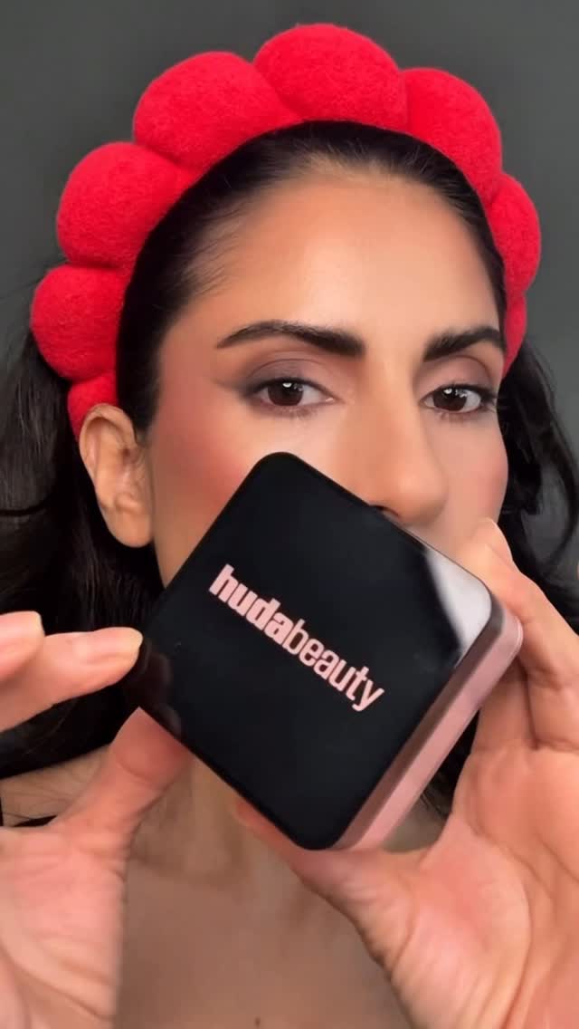 Instagram post by @beautybubble0326 for Huda Beauty. Caption reads: The ICONIC LOOSE POWDER NOW IN A....