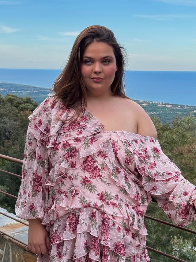 Instagram post by @elisabethomas for Boohoo. Caption reads: 🌸🎀👛🦩💕 Robe @boohoo Produit offert.