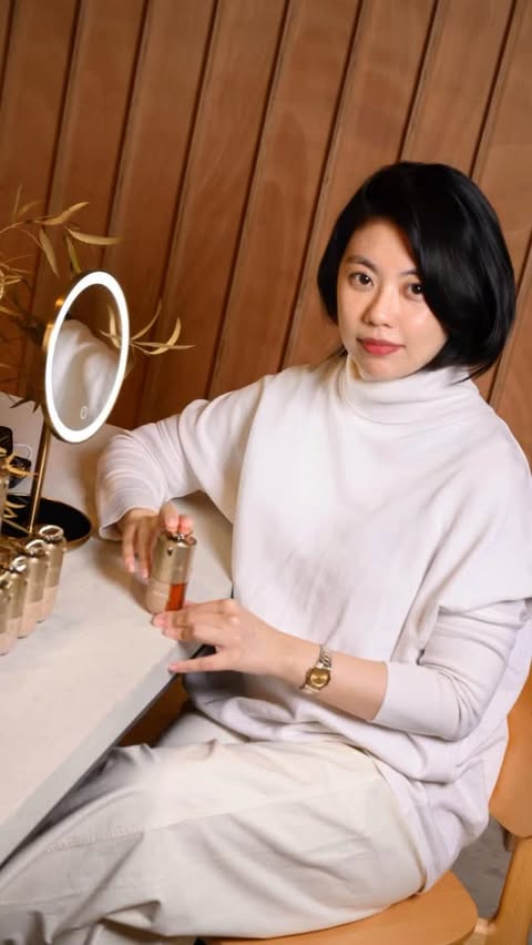 Instagram post by @aloebella for Clarins. Caption reads: @clarinssg Double Serum Foundation truly lives up....