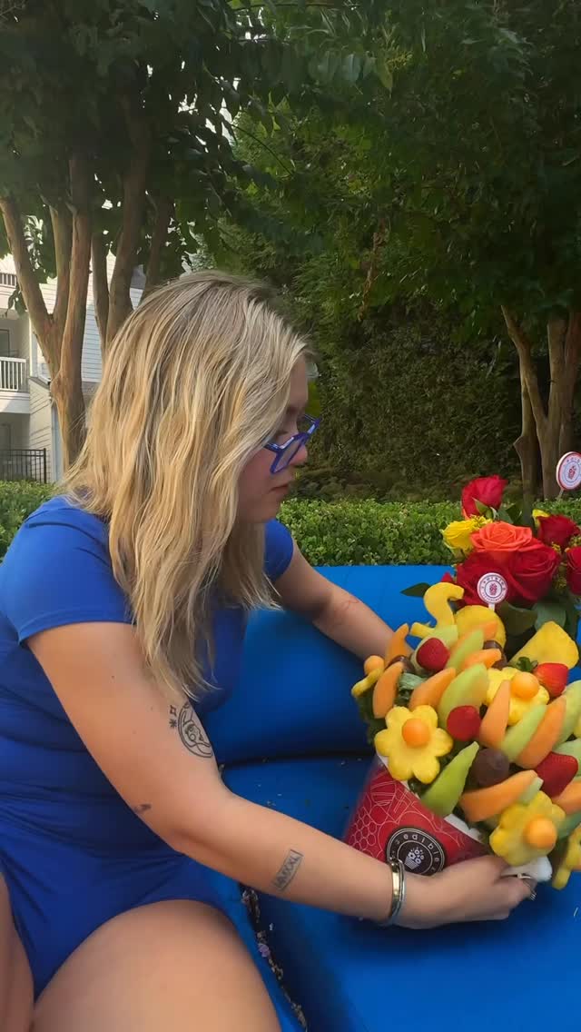 Instagram post by @morgraco_ for Edible Arrangements®. Caption reads: name a better way to say sorry than giving ur....