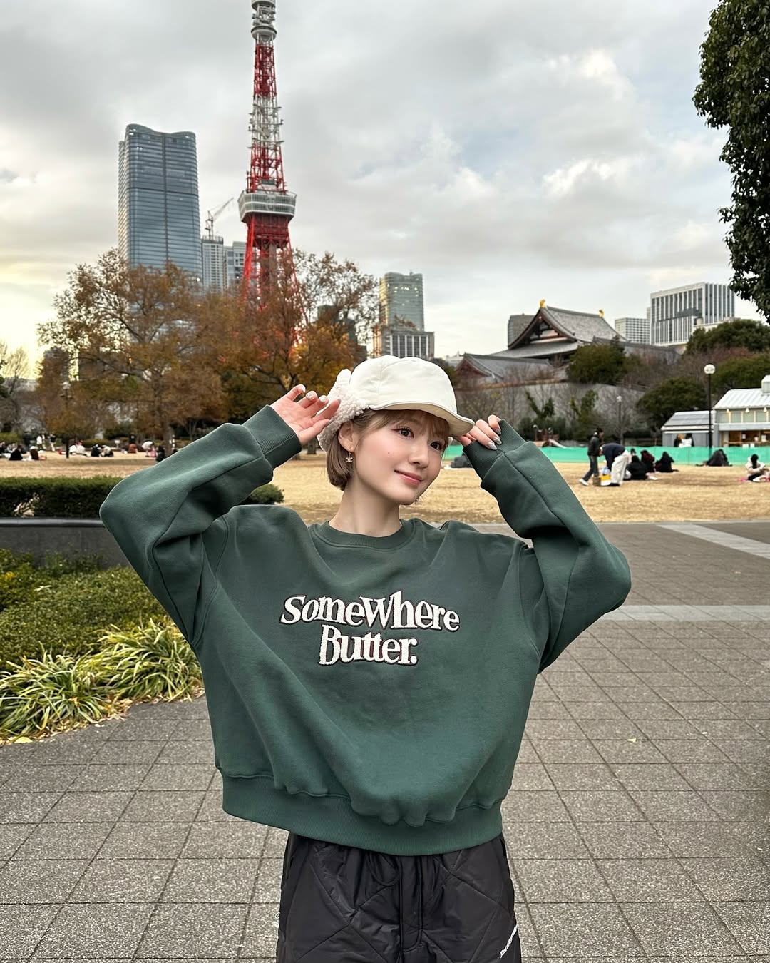 Instagram post by @minami_itohara for lenssis jp. Caption reads: 👩🏻‍🦳💭🐻‍❄️🗼♥️

Christmasはココと旅行へ....