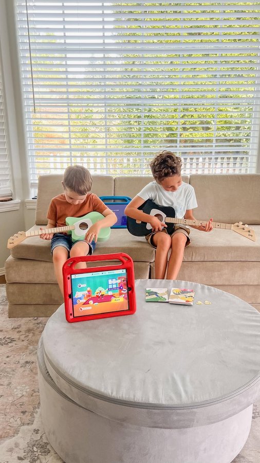 Instagram post by @pineconesandpacifiers for Loog Guitars. Caption reads: [...] yourself - I promise it’s easy!) 🙌🏻....