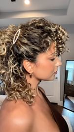 Instagram post by @amandarrwalker for Aussie Hair. Caption reads: 1 minute curly hairstyle with @aussiehairusa 💜....