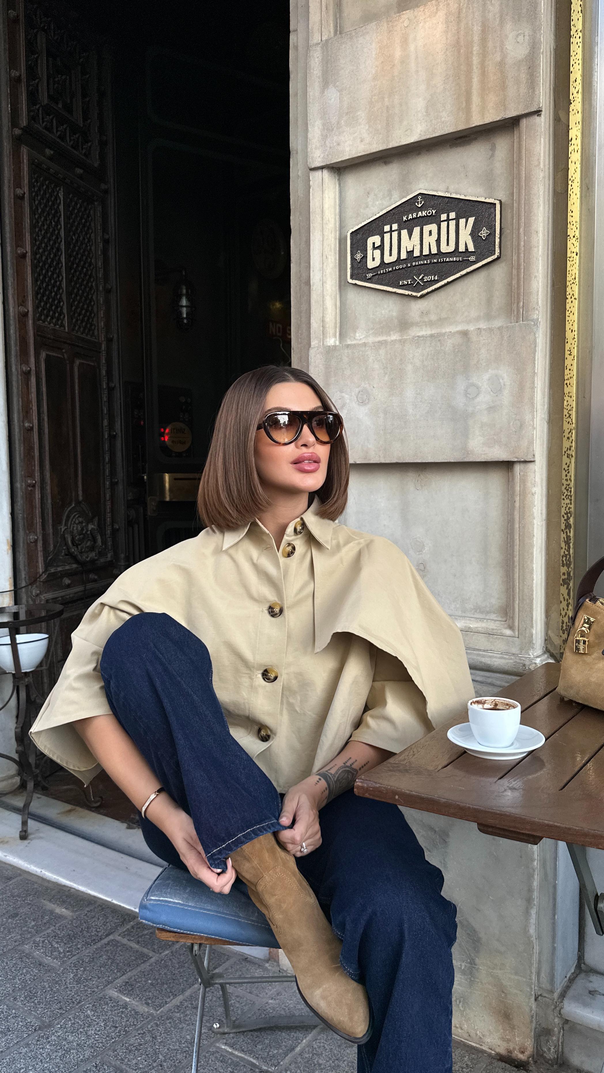 Instagram post by @ezgi.ergun for VERAFIED NEW YORK. Caption reads: Simple outfits >>> ♥️ #reklam
Ceket @mango
Jean....