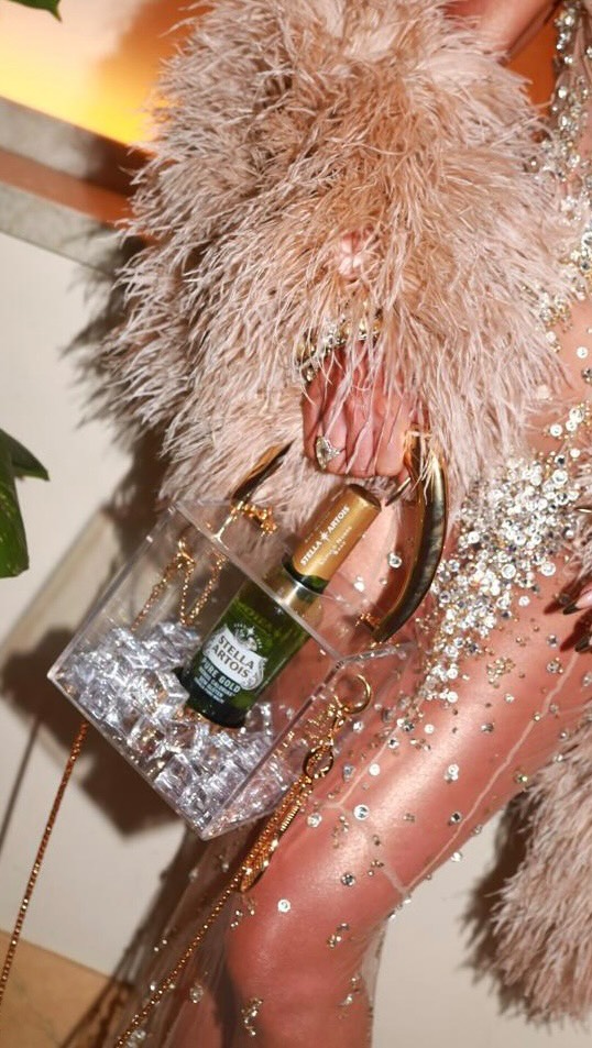 Instagram post by @marinaruybarbosa for Stella Artois. Caption reads: A estrela tem nome: Stella Pure Gold! ✨Todo sabor....