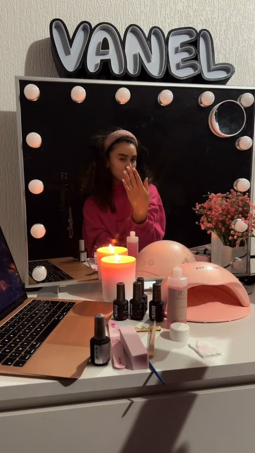 Instagram post by @vvvanel for Pink Gellac. Caption reads: J’ai utilisé la teinte shimmering pearl de la....