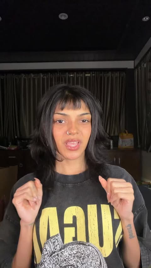 Instagram post by @crystalxdsilva for Savana. Caption reads: #gifted Unboxing savana🥰

[ unboxing, fashion,....