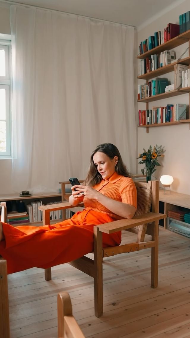 Instagram post by @ingridviklysne for OneCall. Caption reads: [...] NestenNytt kyss?🥲💋📱♻️ @onecallmobil....