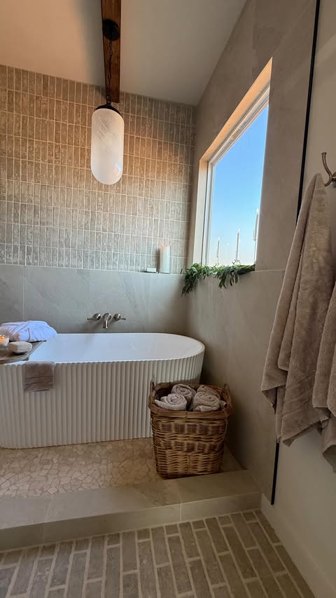 Instagram post by @kristinanevans for Cariloha. Caption reads: [...] coming in for the holidays! I love @cariloha....