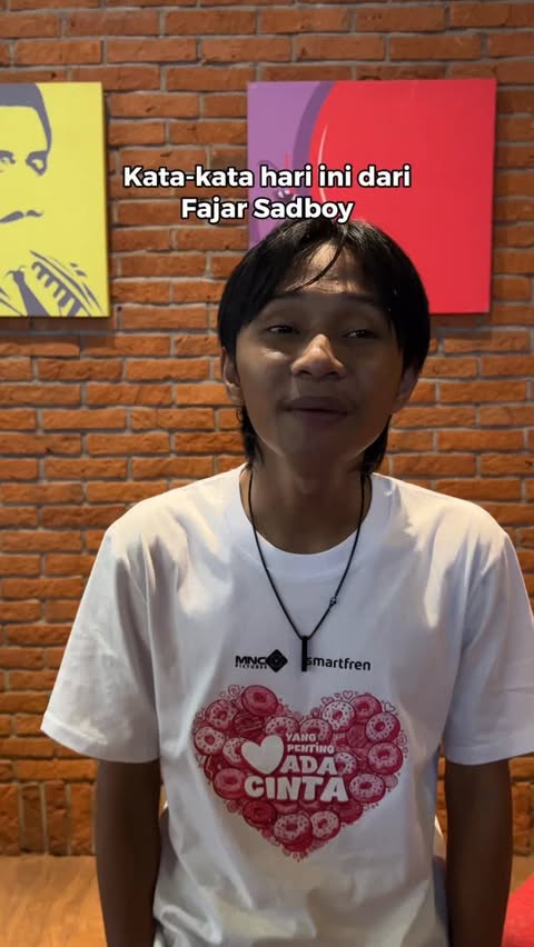 Instagram post by @fajjarsadboy for Smartfren. Caption reads: [...] hari ini dari @fajjarsadboy! 🫢🩷 #SMARTFREN....