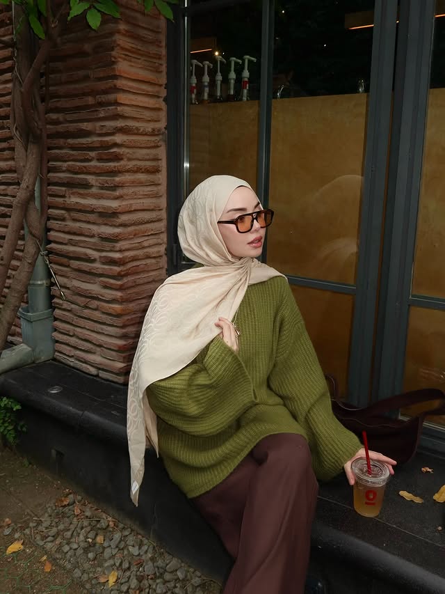 Instagram post by @bewzanur for Imannoor. Caption reads: 💚🍂🥥 şal @imannoor #reklam.