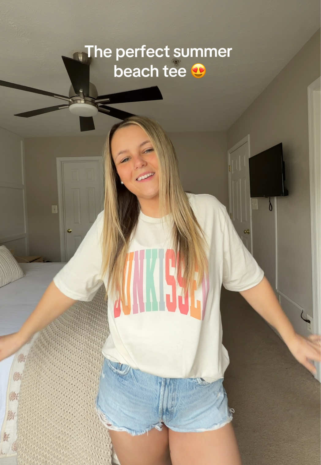 TikTok post by @laurenderham for PartyOnShop. Caption reads: [...] #beachoutfit #beachwear #summertshirt....