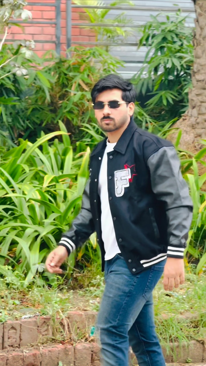 Instagram post by @moinmonu3 for Fugazee. Caption reads: Comment “FUGAZEE” for jacket link 🔗
Bold look,....