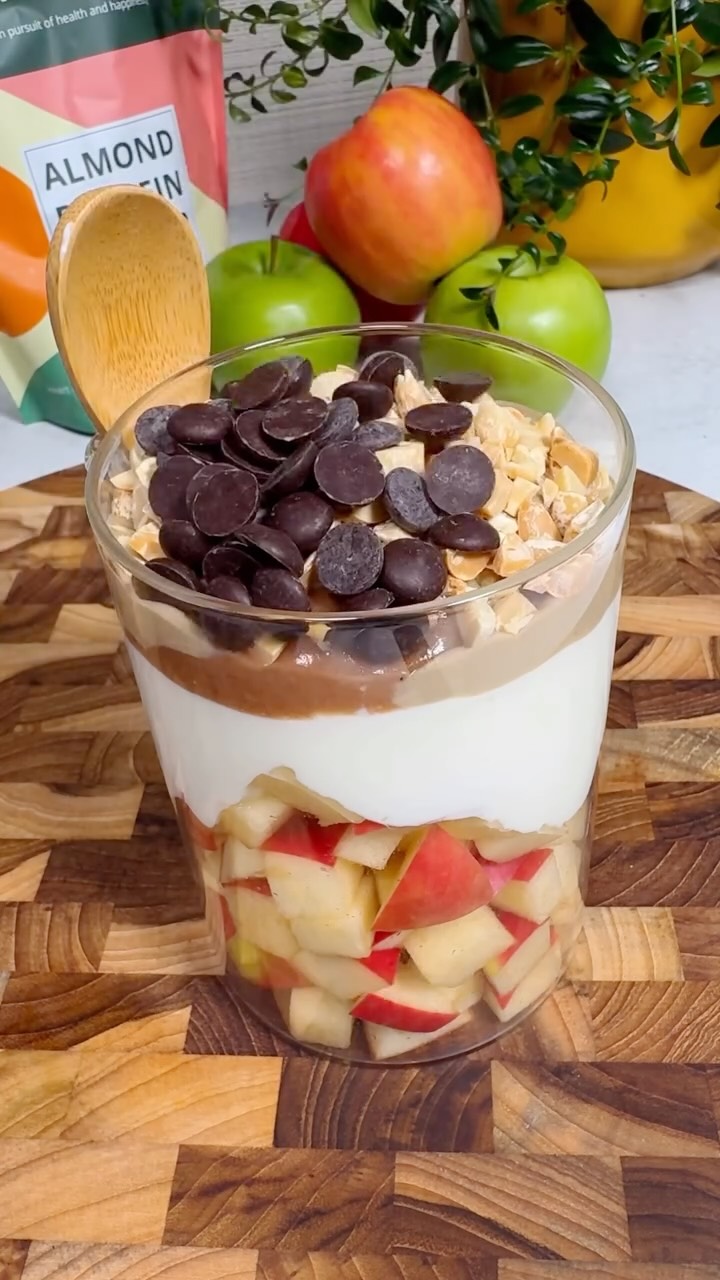 Instagram post by @cookingforpeanuts for Wellious. Caption reads: [...] Snickers Yogurt Parfait 👌🏼made with....