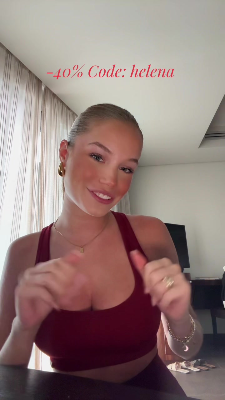 TikTok post by @actuallyyhelen for Smilodox. Caption reads: Werbung| @smilodox Code: „helena" -40% 😽....