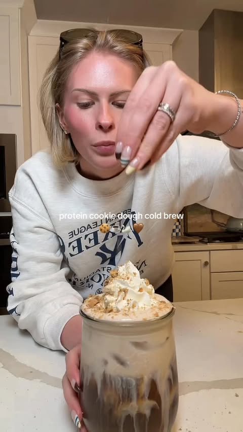 Instagram post by @smaller_sam.pcos for Clean Simple Eats. Caption reads: [...] -1c low fat FairLife milk -1 scoop Clean....