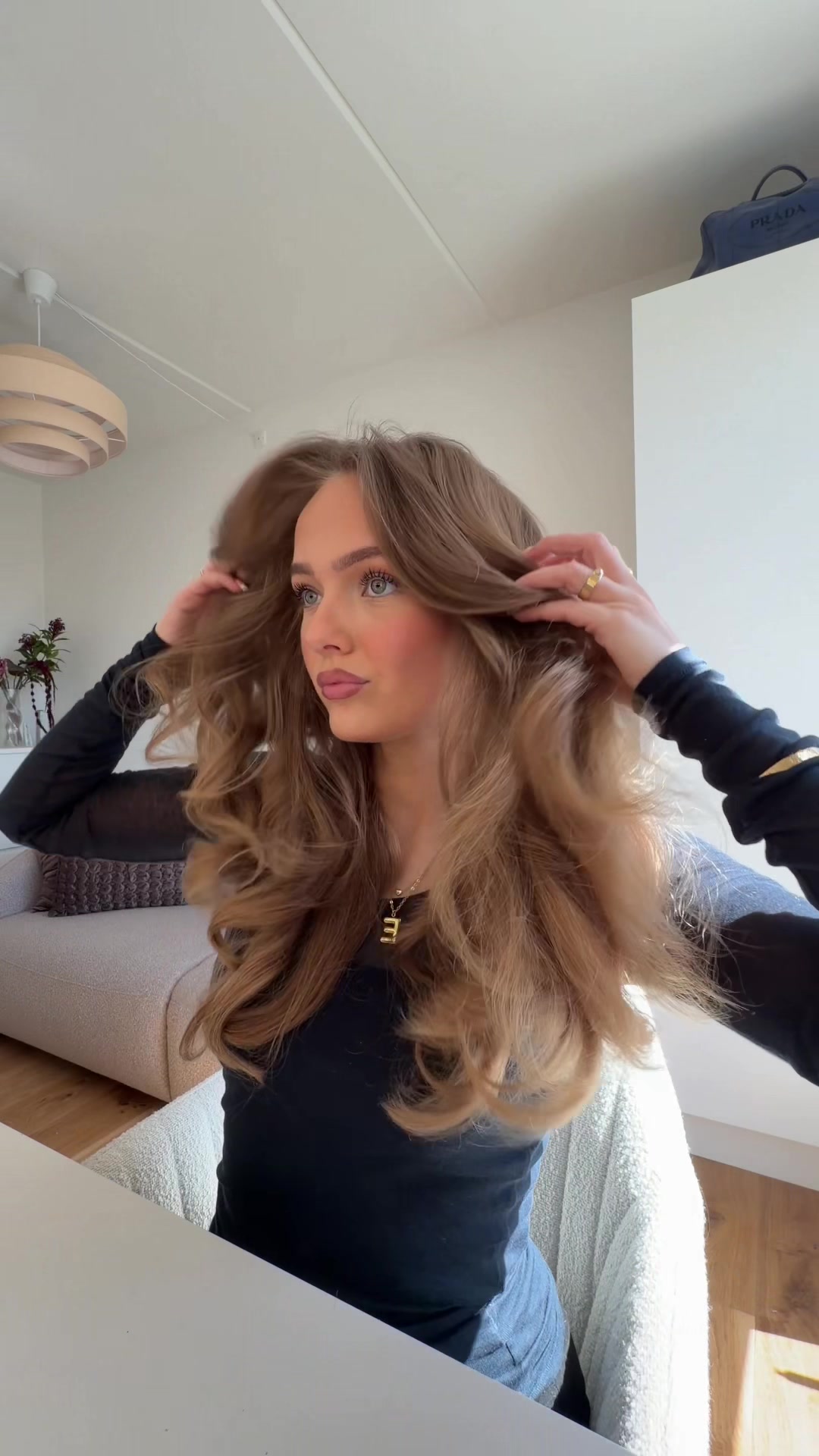 TikTok post by @emmasillelund for Amika. Caption reads: Reklame @amika 🌸 Sådan laver jeg det perfekte....